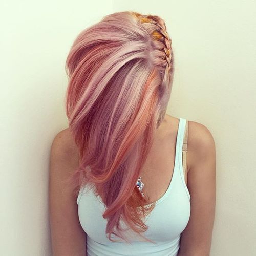 柔和的粉红色头发的侧面编织发型