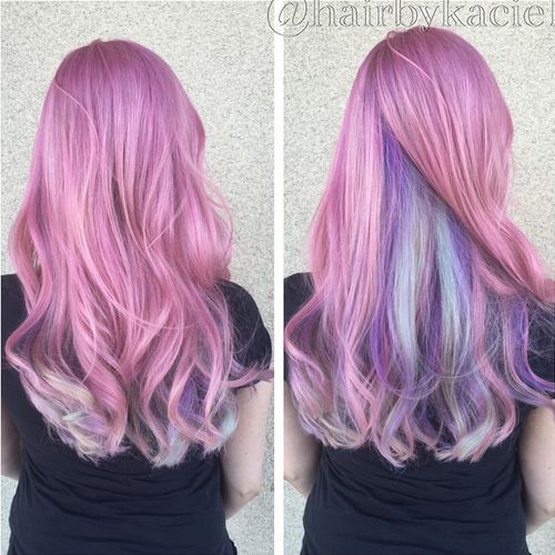 pastellrosa Haar mit Unterlage aus Blau und Lavendel