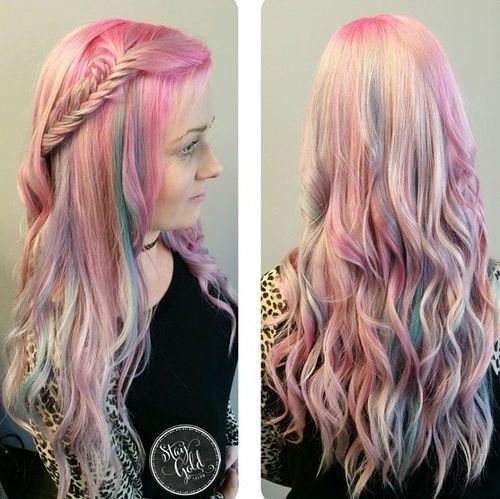 dlouho blonde hairstyle with pastel highlights