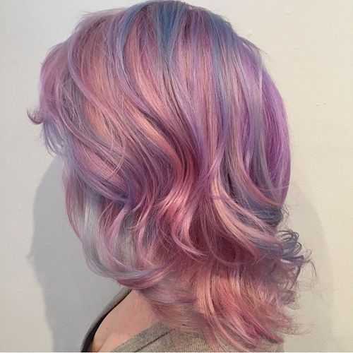 pastellrosa Haar mit blauen Highlights
