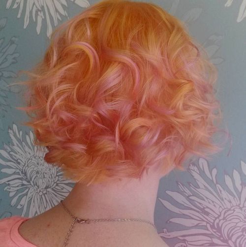 Erdbeerblondes Haar mit Pastellrosa-Highlights