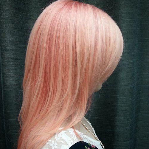 Pastell peachy pink Haar mit Lowlights