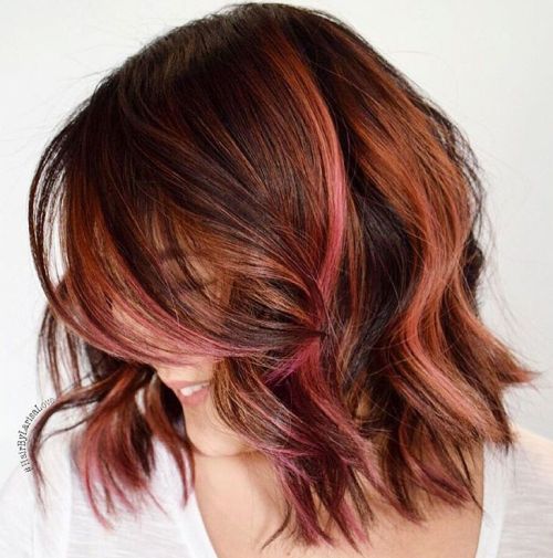 Karamell und rosa Highlights für braunes Haar