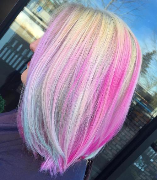 Blondes Haar mit rosa Highlights