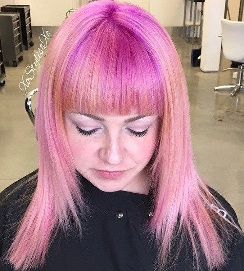 Medium Pastell rosa Haar mit geraden Pony