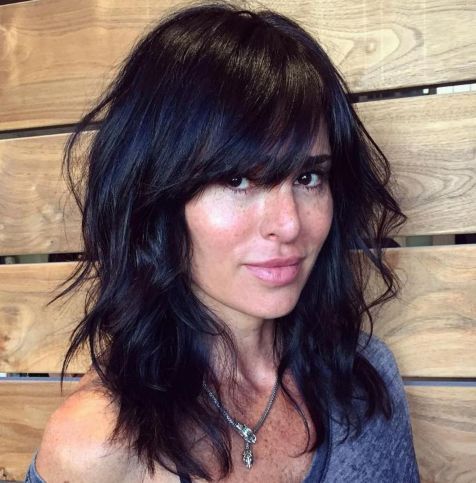 среда Black Layered Hairstyle With Bangs