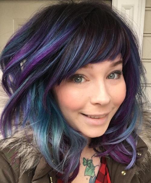有蓝色和紫色聚焦的黑发