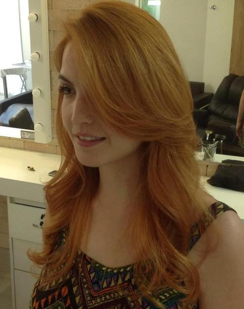 дълго Side Parted Strawberry Blonde Hairstyle