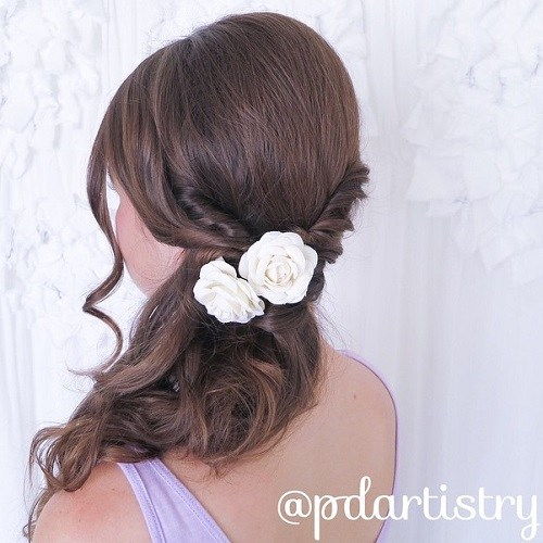 Kudrnatý Side Ponytail With Twists And Flower