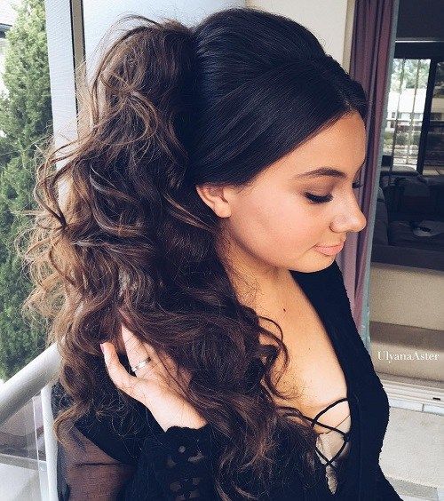 Dlouho Curly Side Ponytail With A Bouffant