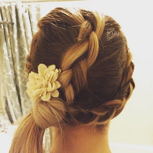 pletené hairstyle with a side ponytail