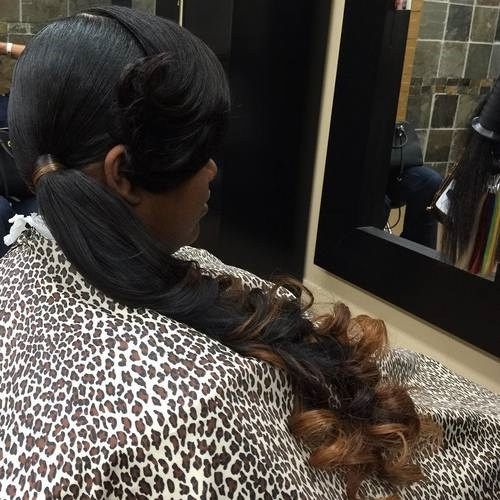 dlouho black ponytail with curled ends