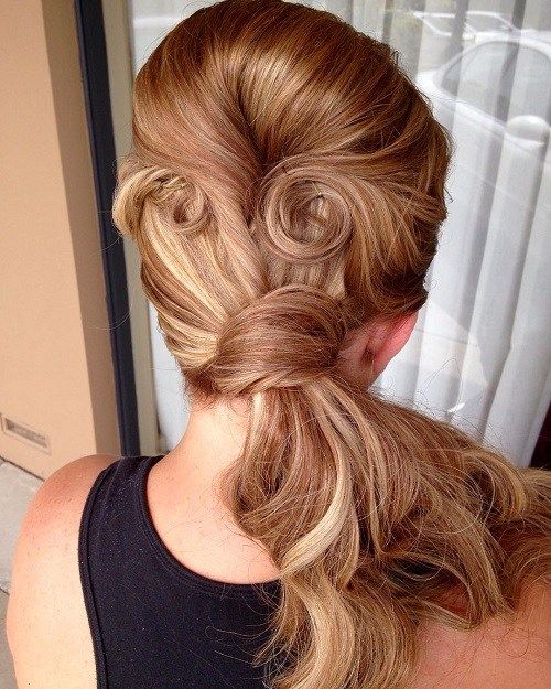 Vinobraní Ponytail With Bouffant And Pin Curls