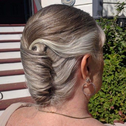 Ältere Dame's French Roll Updo