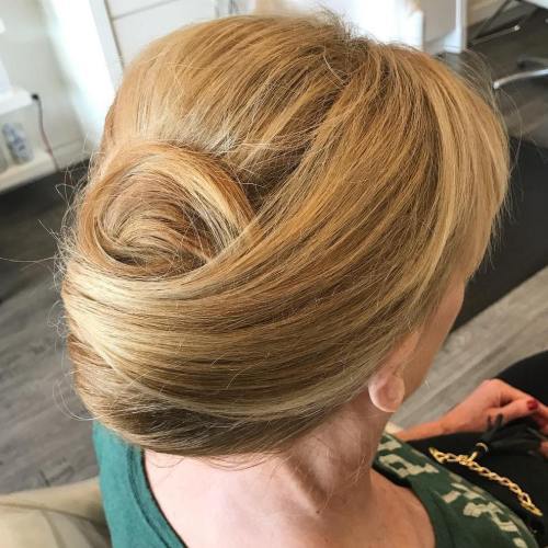 Ältere Dame's French Twist Updo