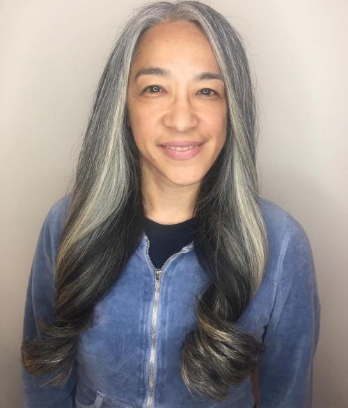Langes graues Haar für ältere Frauen
