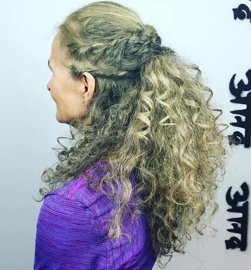ältere Dame's half updo for long curly hair