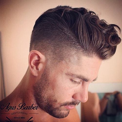 kudrnatý pompadour hairstyle for men