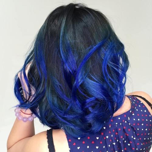 черно Hair With Electric Blue Highlights