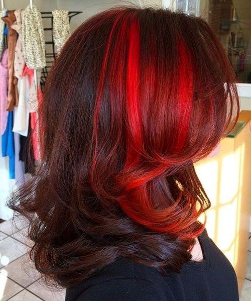 桃花心木头发与明亮的红色Balayage