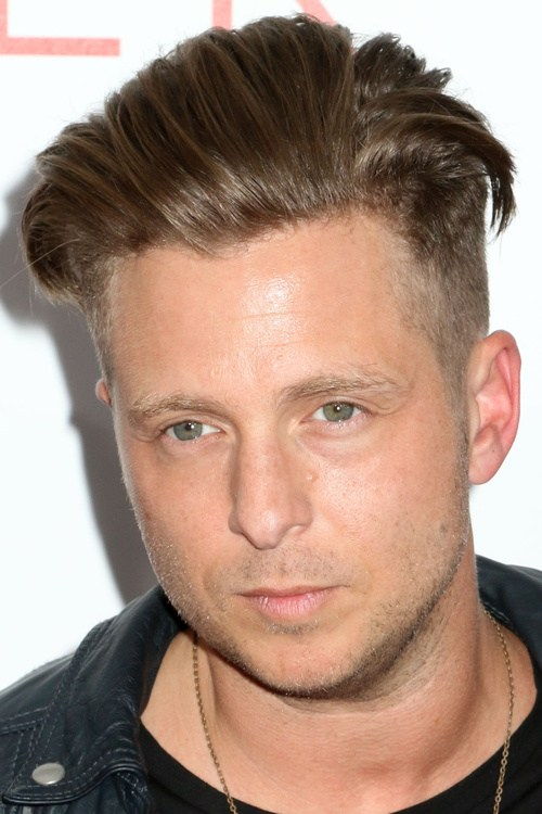 chladný men's hairstyle with side undercuts