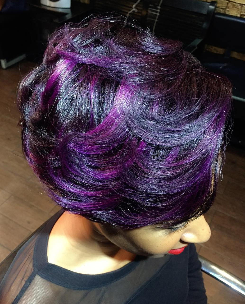 有紫色聚焦的黑发