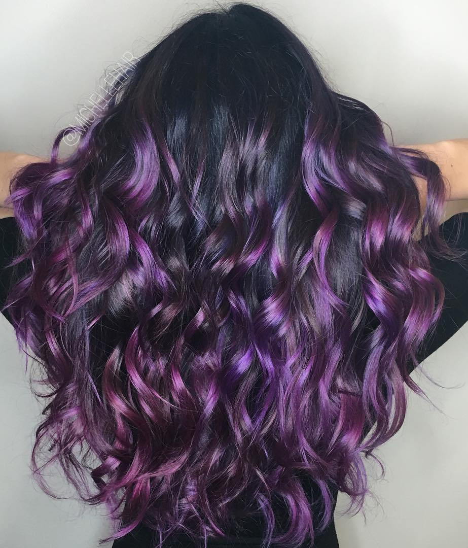 有紫色Balayage的黑发