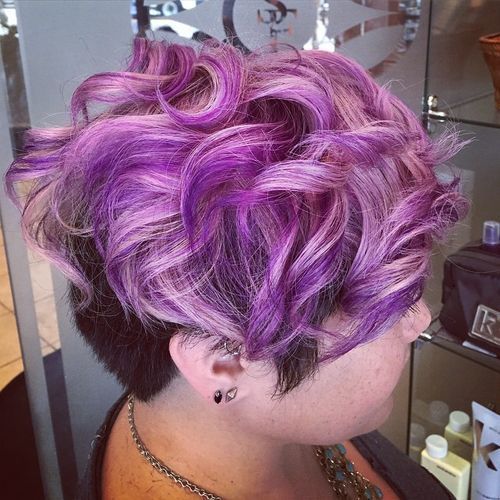 短款底切发型，柔和的紫色上衣