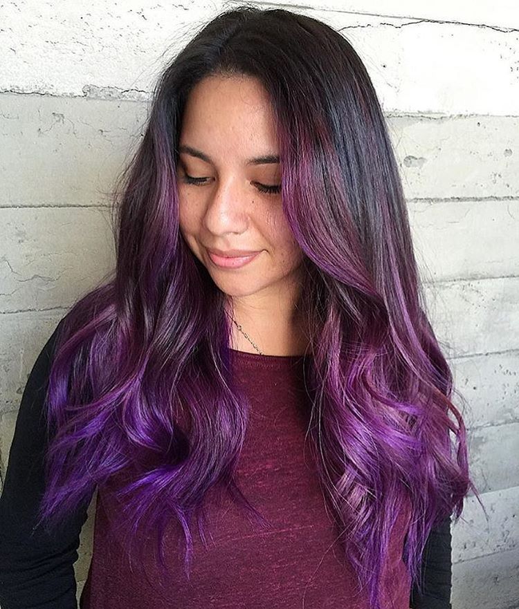 Langes braunes bis violettes Ombre-Haar