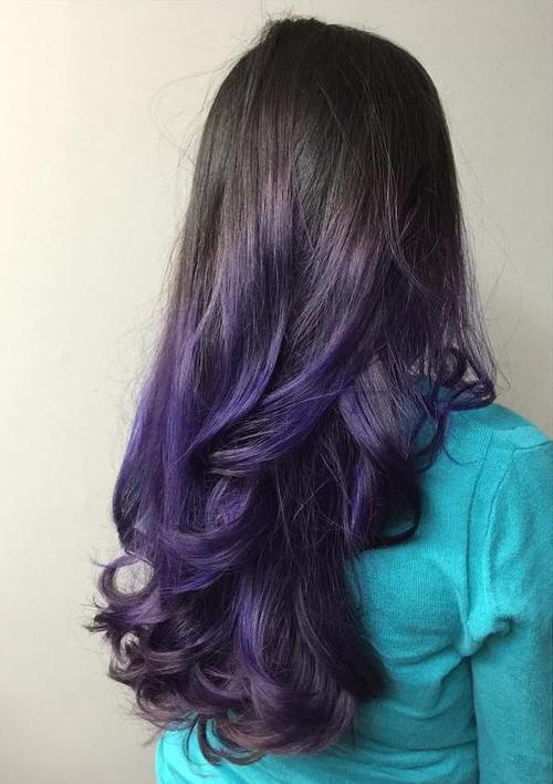 深棕色头发的紫色ombre