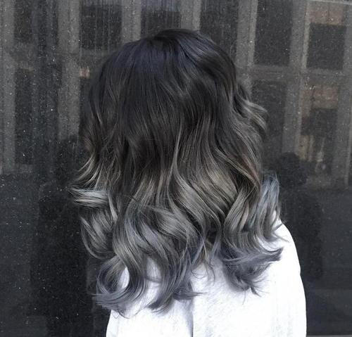 Černá to gray medium-length ombre hair