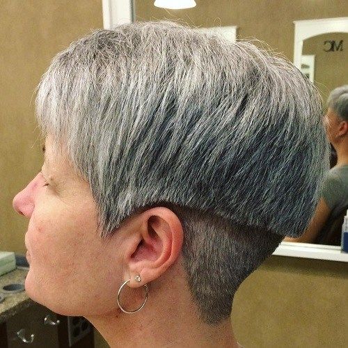Kurz geschichteten Undercut Haircut für graues Haar