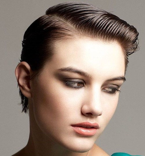 къс side-parted wet look hairstyle for thin hair