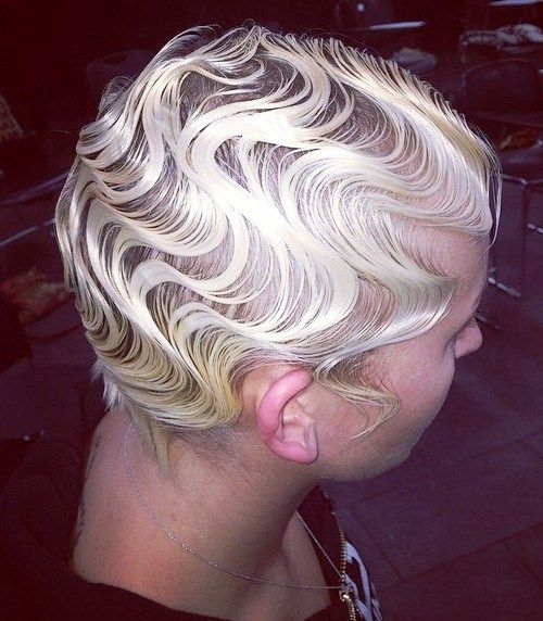 къс blonde hairstyle with wet finger waves