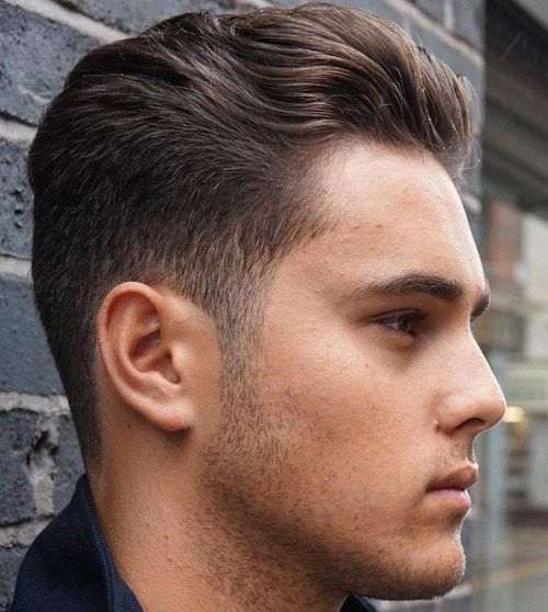 Männer's tapered haircut for wavy hair