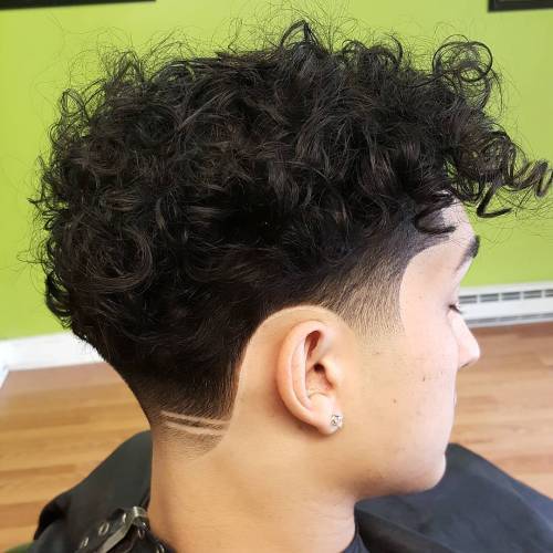 Střední Curly Cut With Undercut