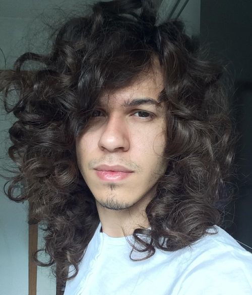 дълго curly men's hairstyle