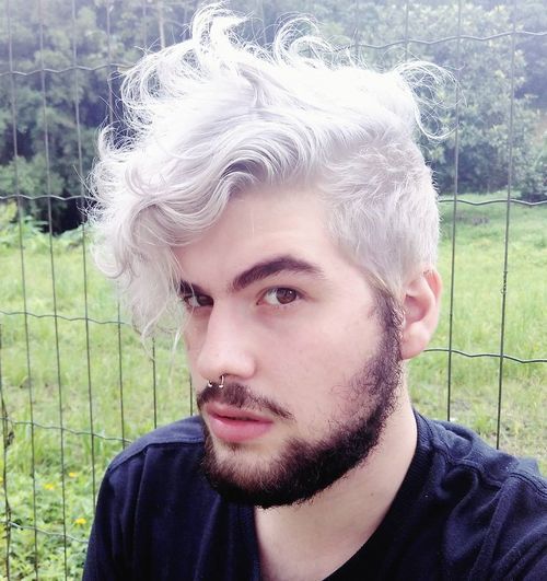 stříbrný gray curly hairstyle for men
