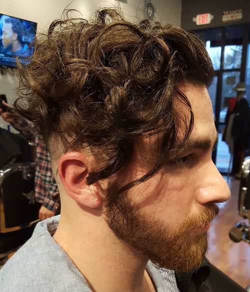 kudrnatý undercut hairstyle for men