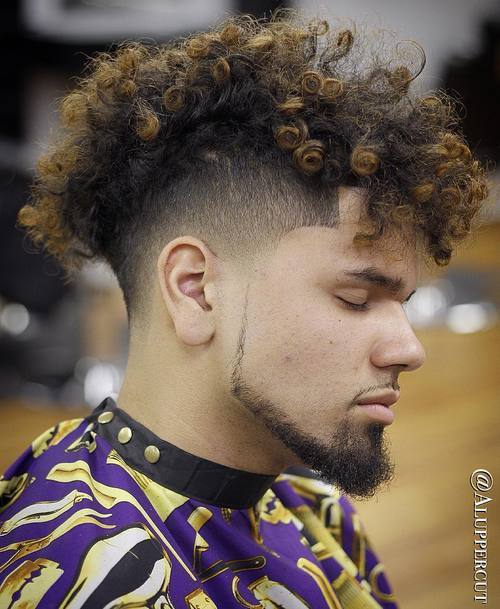 Männer's curly undercut haircut