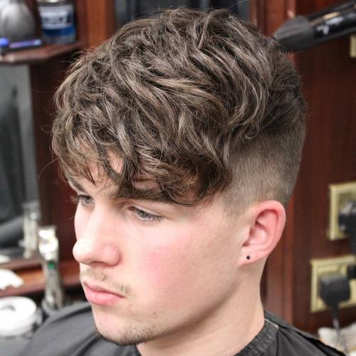 Männer's short sides long top curly hairstyle