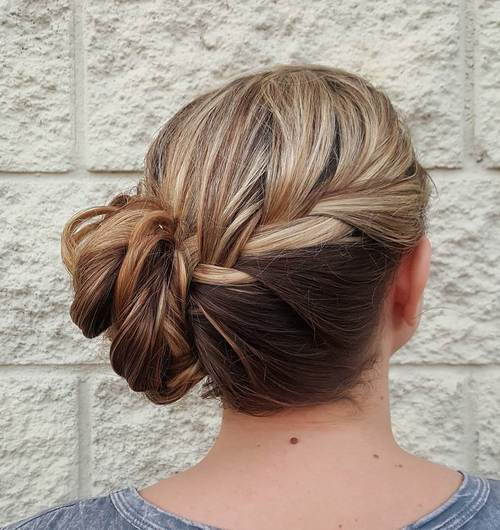 прост side bun hairstyle