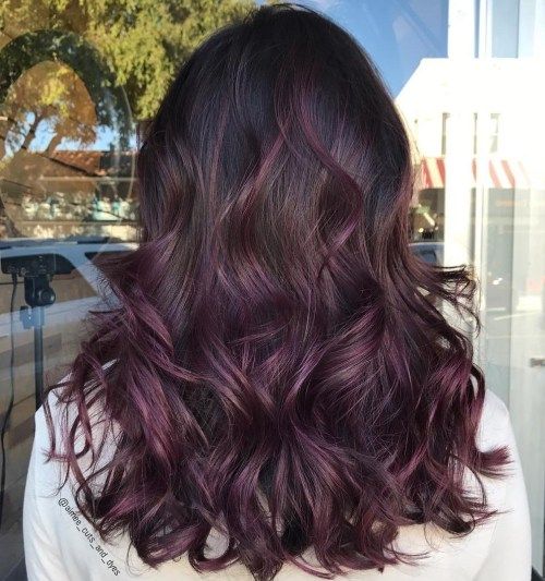 黑色头发与微妙的紫色Balayage
