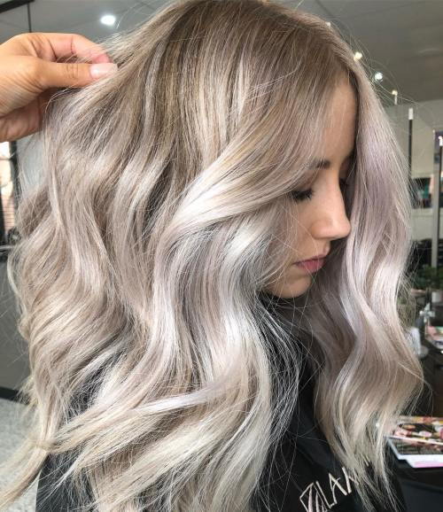 Langes metallisches weißes Haar