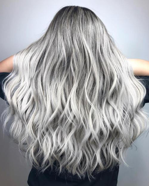 Vlnitý White And Gray Balayage Hair