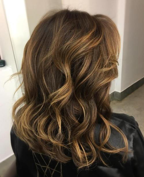 тъмен brown hair with light brown and blonde highlights