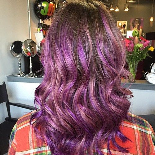 棕色头发，柔和的紫色ombre亮点