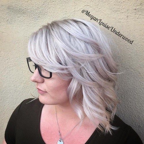 Silber Blonde mittlere lockige Frisur