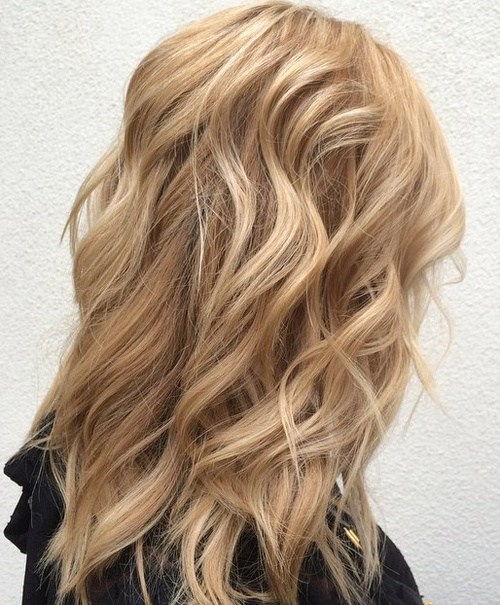 střední layered sandy blonde hairstyle