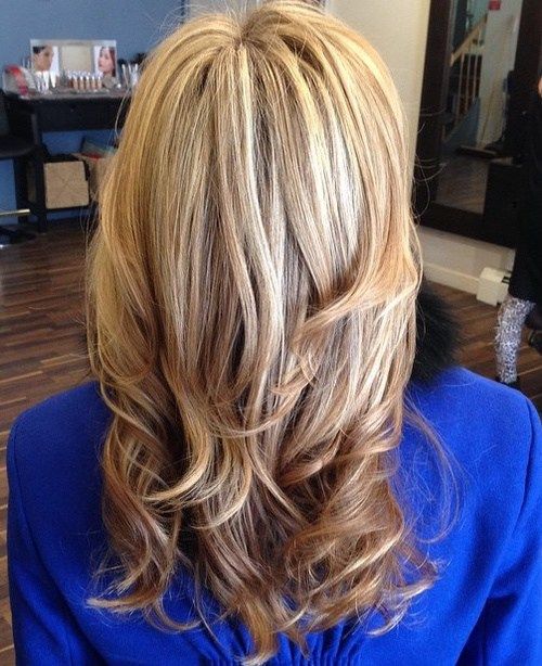 světlo brown layered hair with blonde highlights